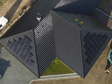 Bảng điều khiển năng lượng mặt trời đầy đủ màu đen cho hệ thống năng lượng mặt trời gia đình 13,2kw ở Ba Lan
